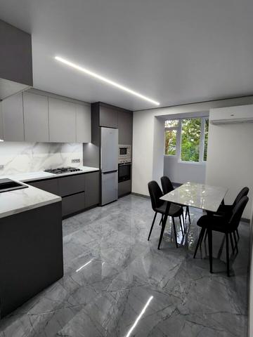 Степана Бандери просп., 83-Б