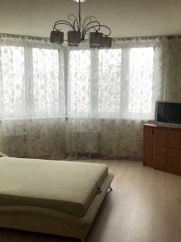 Анни Ахматової вул., 32/18