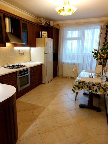 Академіка Сахарова вул., 36