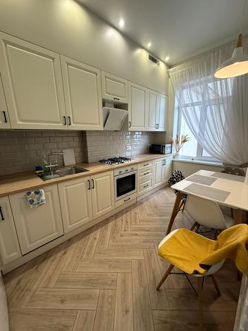 Травневий пров., 6