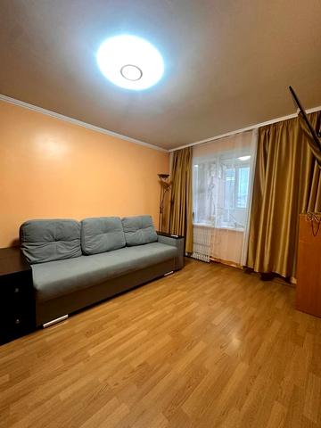 Героїв просп., 12