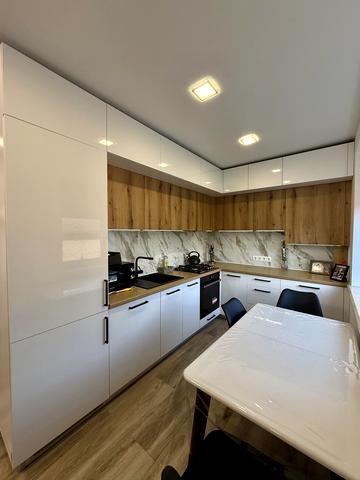 Василя Сухомлинського вул., 18