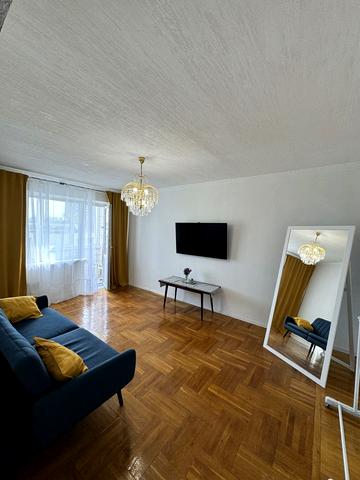 Йорданська вул. (Лайоша Гавро), 8