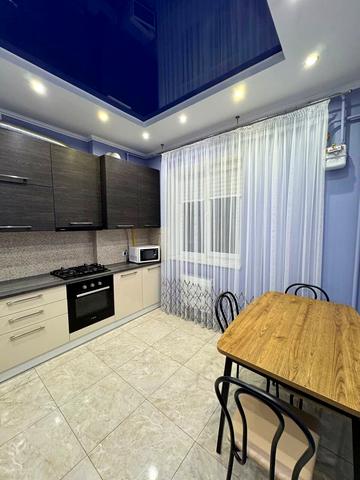 Анатолія Лабунського вул., 1