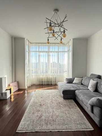 Гетьмана Івана Мазепи вул. (Топольна), 1