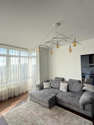 Гетьмана Івана Мазепи вул. (Топольна), 1