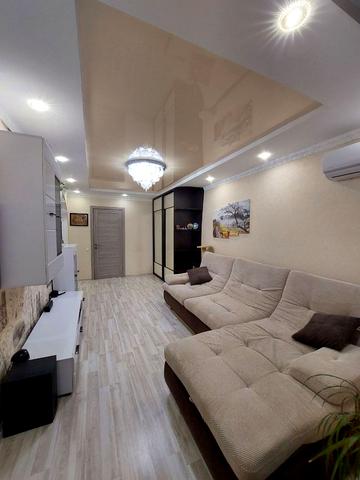 Світла вул., 2