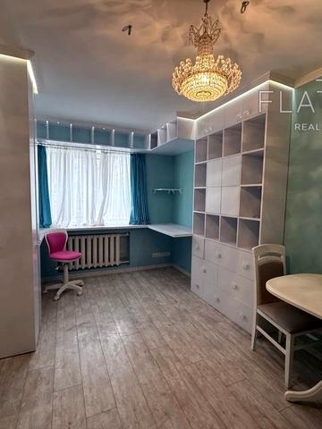 Естонська вул., 1/5