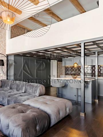 Петра Сагайдачного вул., 8