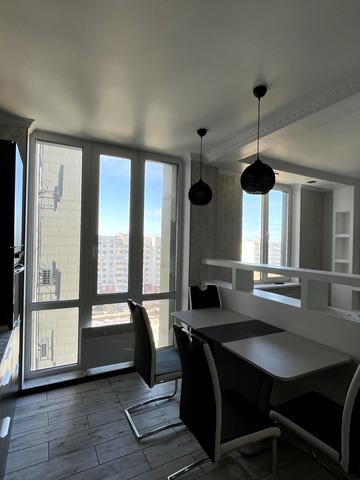 Юності вул., 1