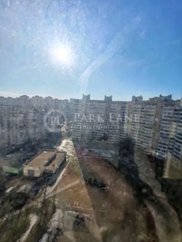 Анни Ахматової вул., 17