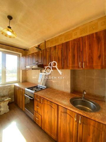 Космонавтів вул., 5