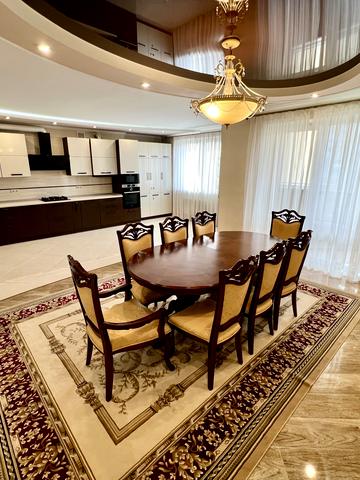 Героїв Майдану вул., 2