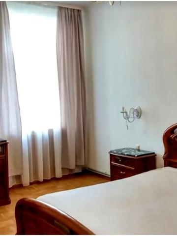 Прорізна вул., 10