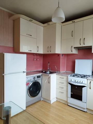 Небесної Сотні просп. (Маршала Жукова), 85