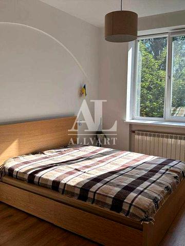 Івана Світличного вул. (Петровського), 4