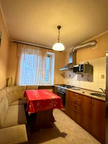 Небесної Сотні просп. (Маршала Жукова), 18