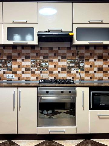 Володимира Івасюка вул., (Будинок)