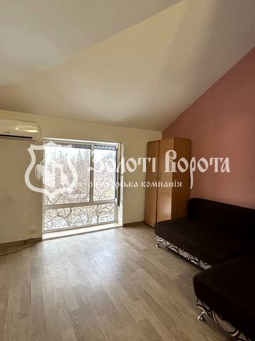 Залізнична вул., 32