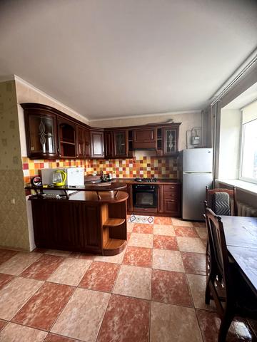 Тополина вул., 12