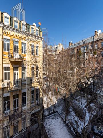Саксаганського вул., 22