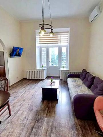 Велика Житомирська вул., 8-А