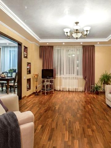 Дніпровська набережна вул., 1