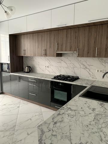 Андрія Мельника вул., (Будинок 1)