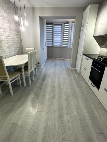 Чорновола вул., 1