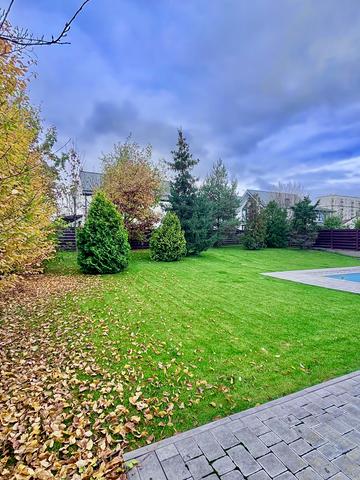 Молодіжна, 4