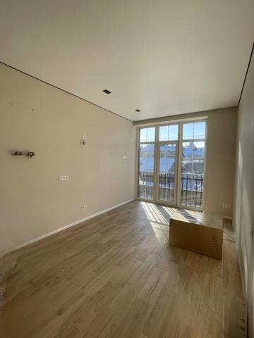 Міжнародна, 41