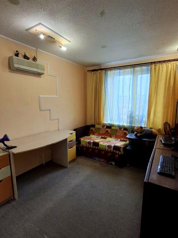 Тополина вул., 1