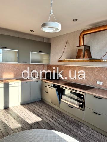 Макіївська вул., 8