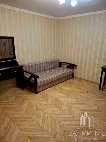 Захарівська вул., 10