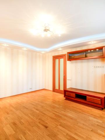 Дніпровська набережна вул., 13