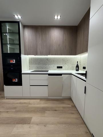 Романа Левицького вул., 4