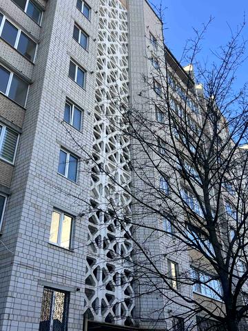 Лялі Ратушної вул., 18