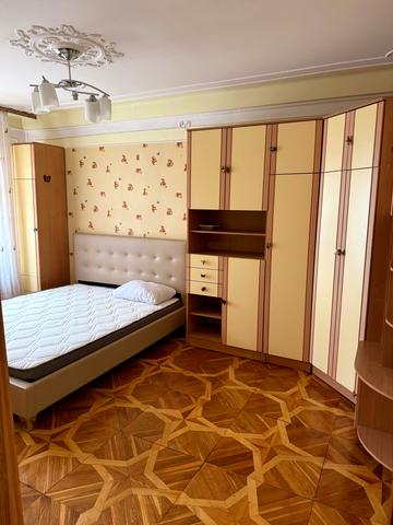 Миколи Ушакова вул., 12