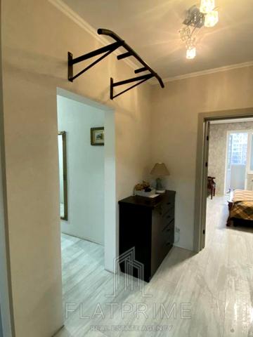 Каштанова вул., 8