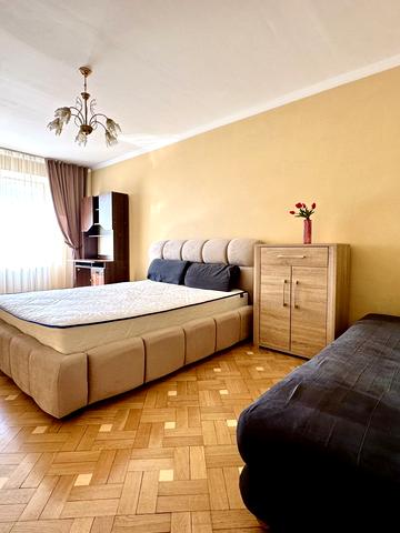 Академіка Євгена Лазаренка вул., 48а