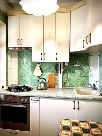 Братиславська вул., 10