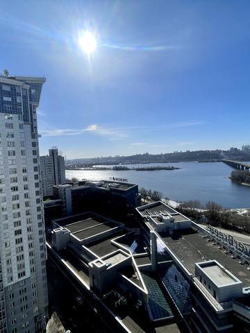 Дніпровська набережна вул., 1