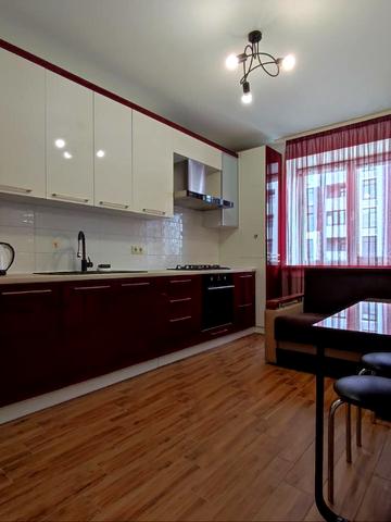 Богдана Хмельницького вул., 96