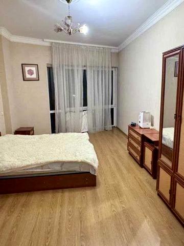 Дмитрівська вул., 82