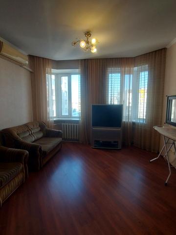 Тополина вул., 18