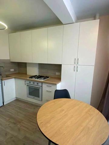 Джерельна вул., 12