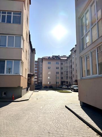 Симона Петлюри вул., 9