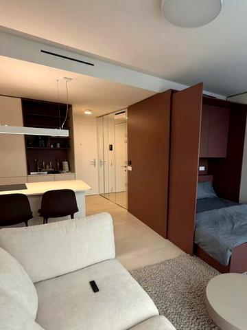 Юнацька вул., (Будинок Smart 17)