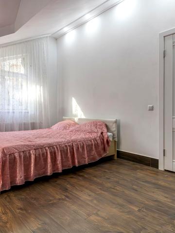 Михайла Павлика вул., 13