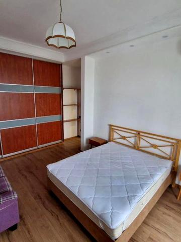 Будівельників вул., 30